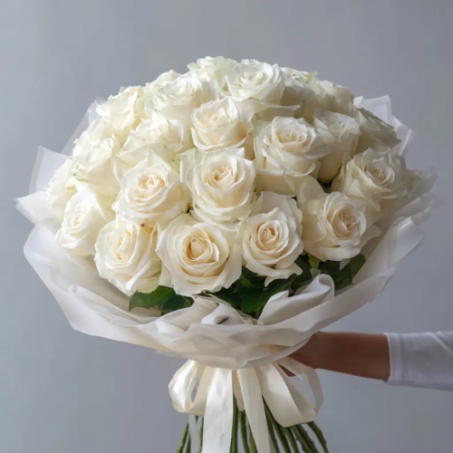25 Эквадорских белых роз 50 см. «Аромат облаков».