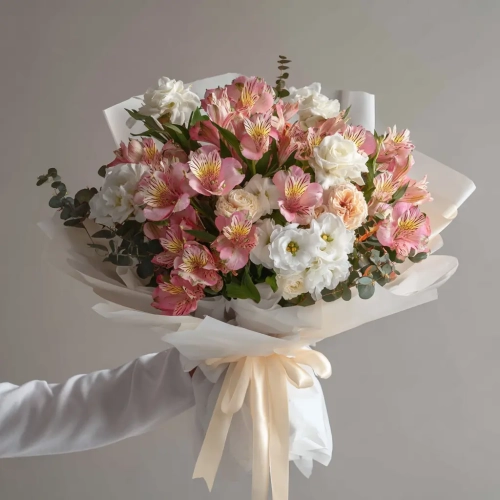 Букет с альстромериями «Танец лепестков».