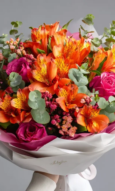 Букет с альстромериями «Заряд энергии»