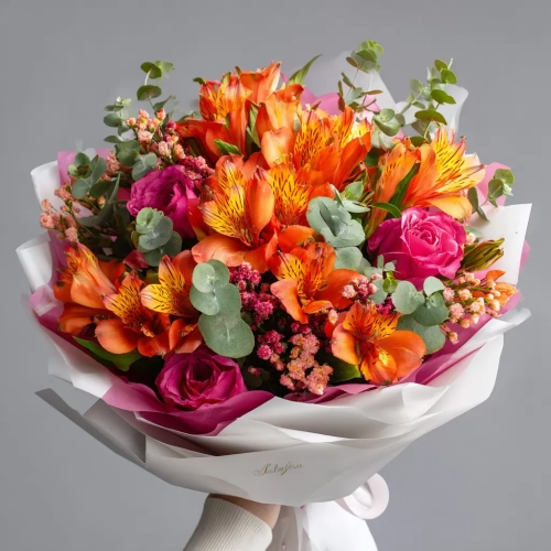 Букет с альстромериями «Заряд энергии».