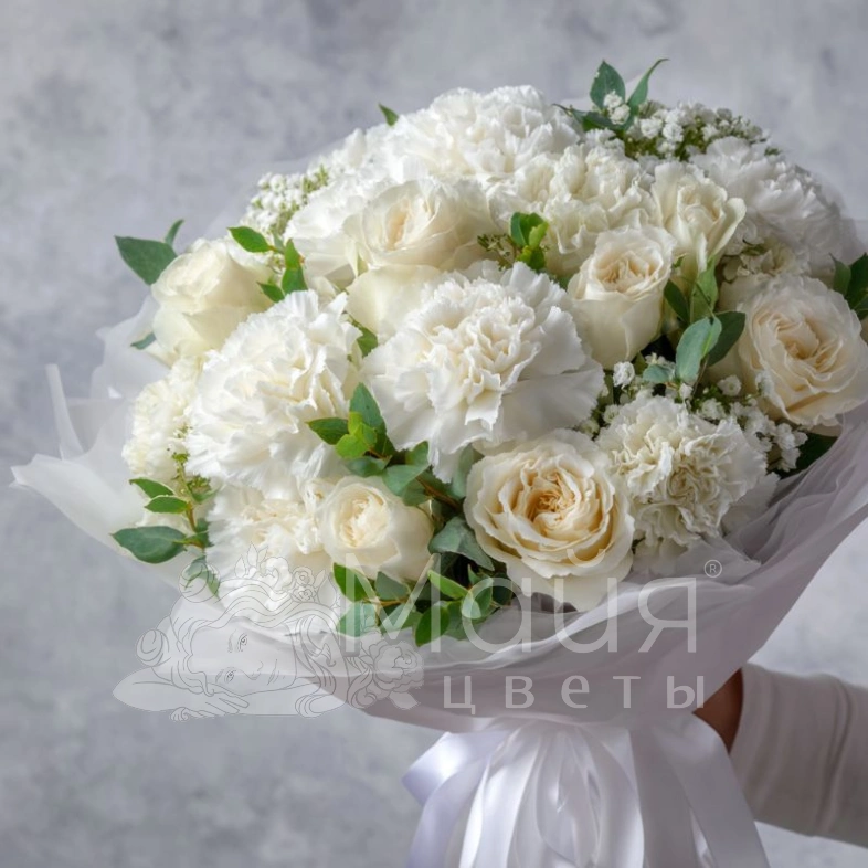 Букет с гвоздиками &laquo;Белый вальс&raquo;