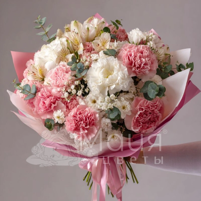 Букет с гвоздиками &laquo;Нежный румянец&raquo;