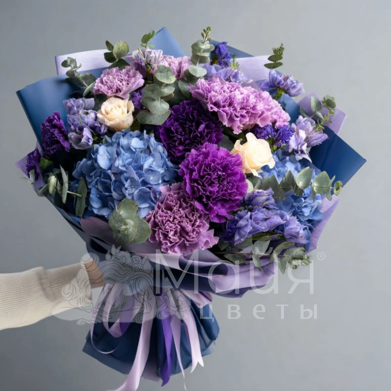 Букет с гвоздиками &laquo;Лунный свет&raquo;