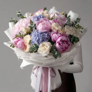 Букет с пионами «Тёплая акварель»