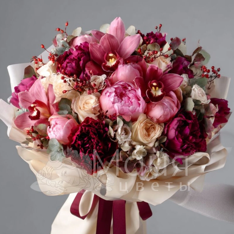 Букет с пионами &laquo;Рубиновая вуаль&raquo;