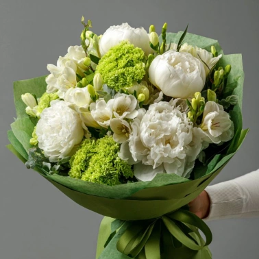 Букет с пионами «Нежный оазис»