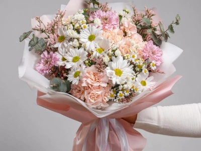 Букет с хризантемами «Полевое чудо»