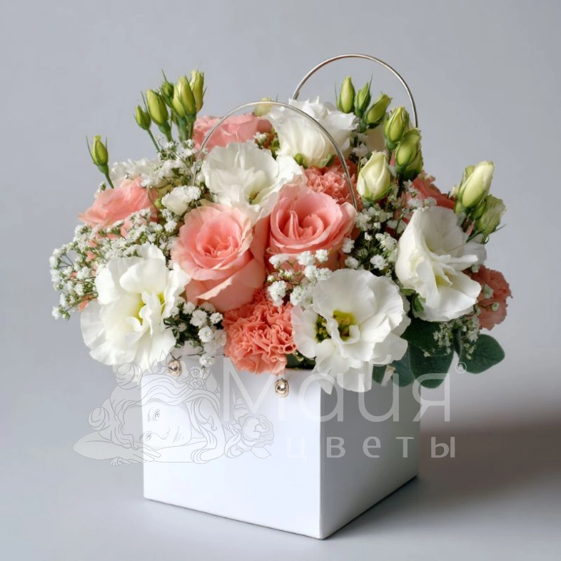 Композиция в сумочке &laquo;Цветочный комплимент&raquo;