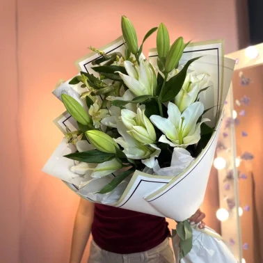 Букет из лилий и альстромерий