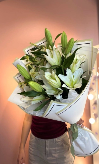 Букет из лилий и альстромерий