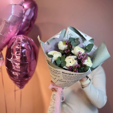 Букет из 5 белых ранункулюсов и хамелациума