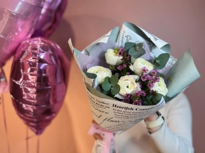 Букет из 5 белых ранункулюсов и хамелациума