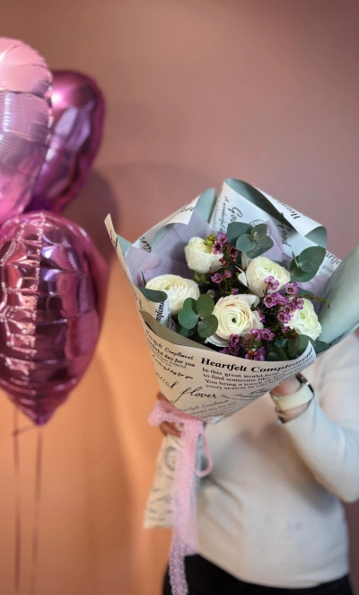 Букет из 5 белых ранункулюсов и хамелациума