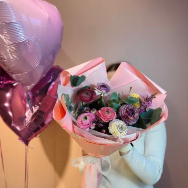 Букет из 7 радужных ранункулюсов