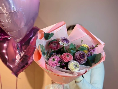 Букет из 7 радужных ранункулюсов