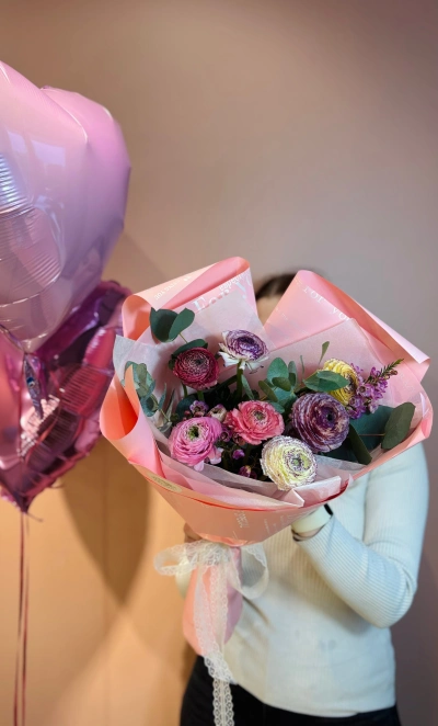 Букет из 7 радужных ранункулюсов