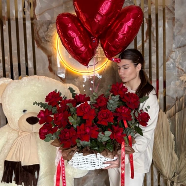 Сет «Для самой любимой». Мишка + корзина с французскими розами + шары