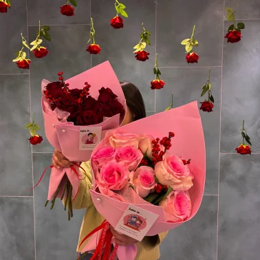 Букет ярких роз «Комплимент»