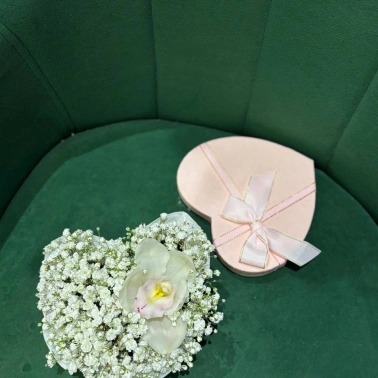 Коробочка сердце с гипсофилой+орхидея 🩷xs