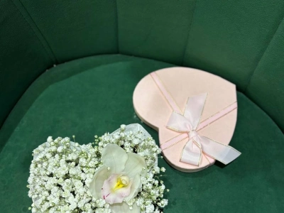 Коробочка сердце с гипсофилой+орхидея 🩷xs