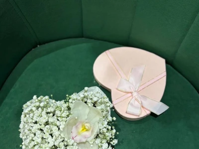 Коробочка сердце с гипсофилой+орхидея 🩷xs