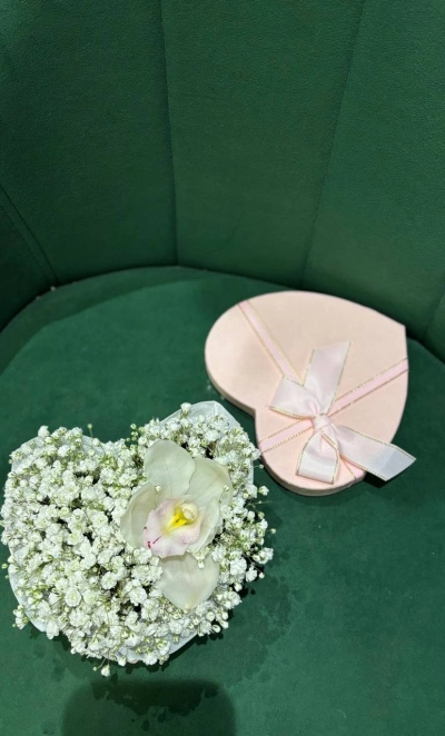 Коробочка сердце с гипсофилой+орхидея 🩷xs