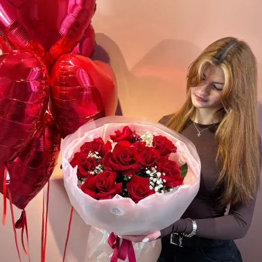 Букет «Алые французские розы + гипсофила»