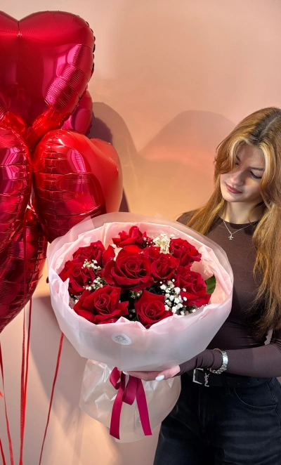 Букет «Алые французские розы + гипсофила»