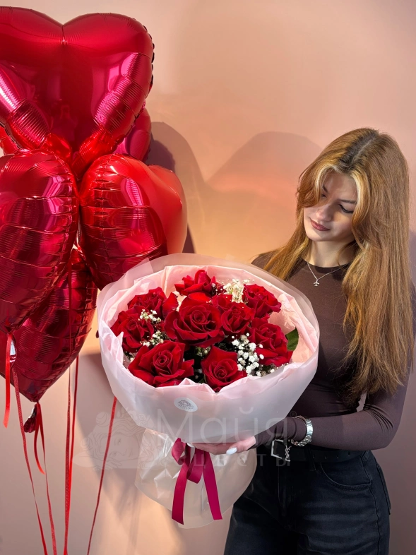 Букет &laquo;Алые французские розы + гипсофила&raquo;
