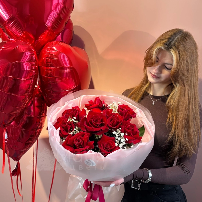 Букет &laquo;Алые французские розы + гипсофила&raquo;