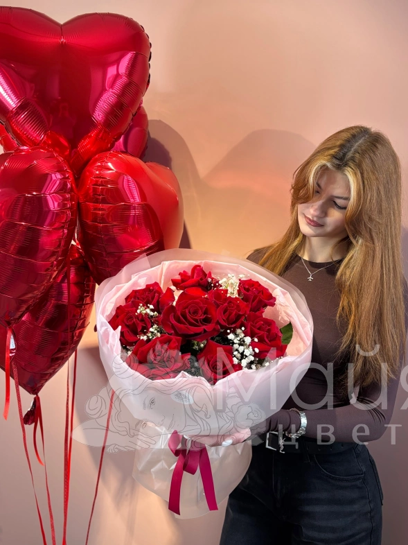 Букет &laquo;Алые французские розы + гипсофила&raquo;