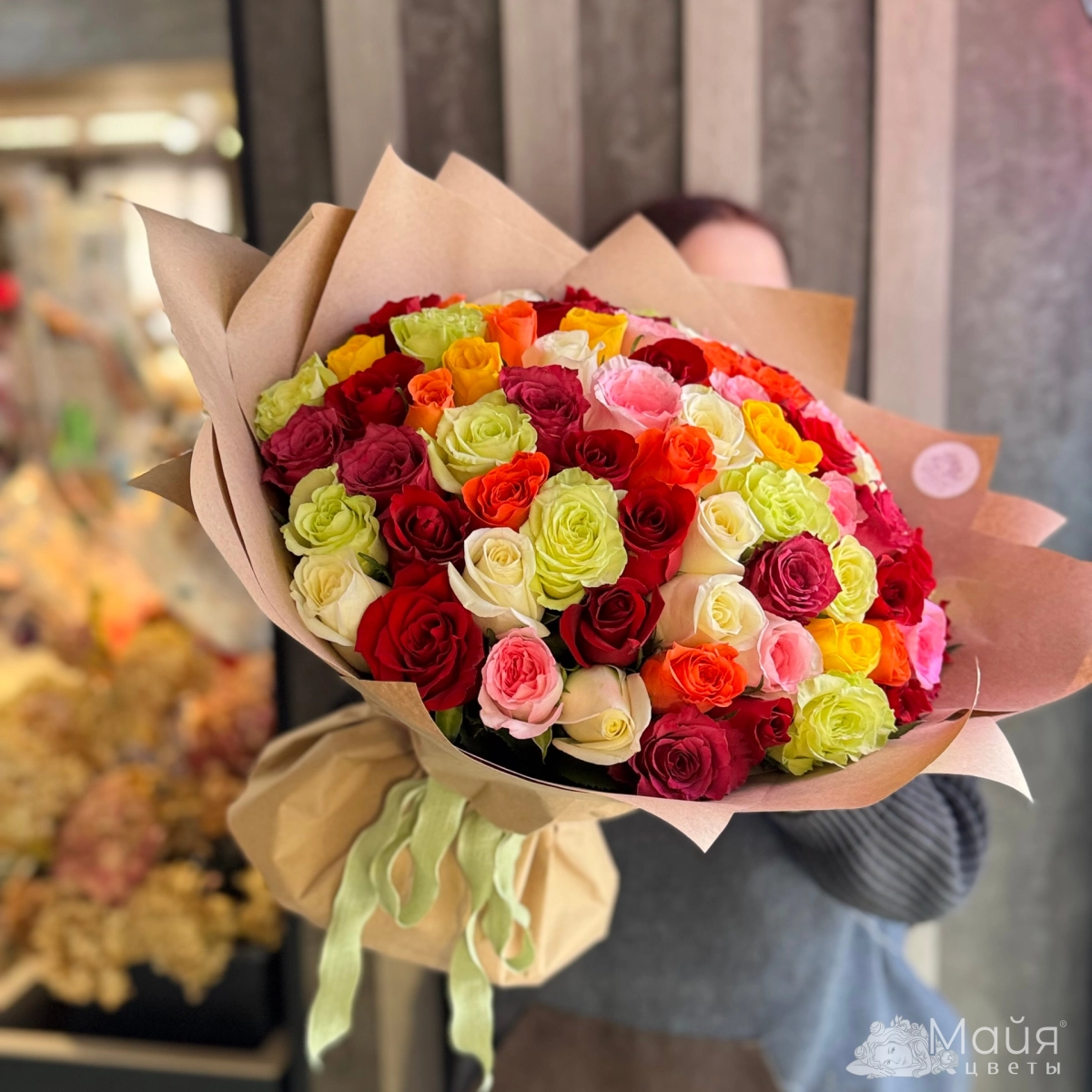 Букет из 75 ярких роз 40