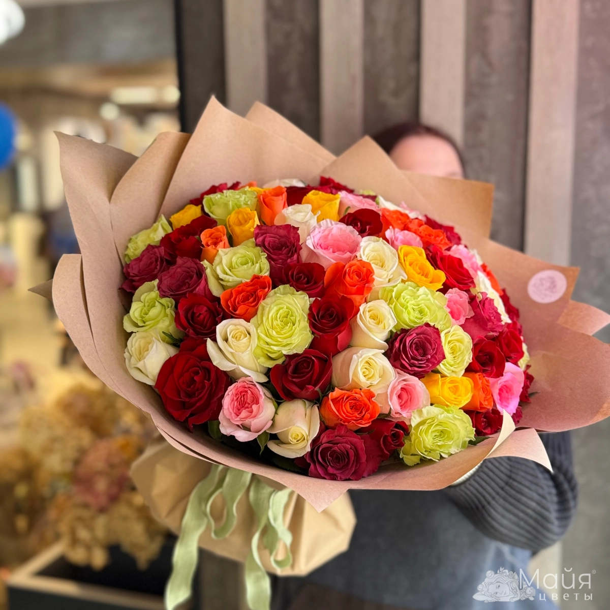 Букет из 75 ярких роз 40