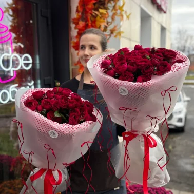 Букет из красных пионовидных роз