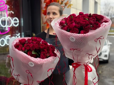 Букет из красных пионовидных роз