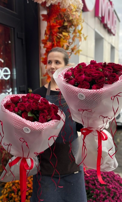 Букет из красных пионовидных роз