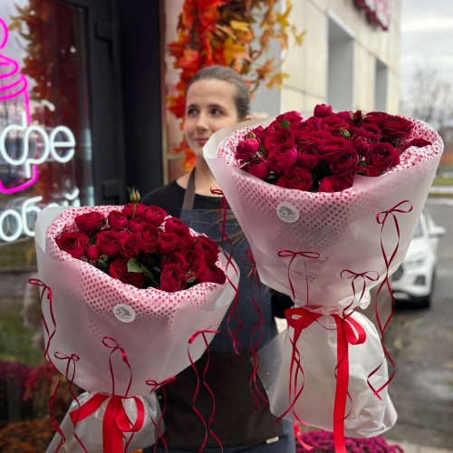 Букет из красных пионовидных роз