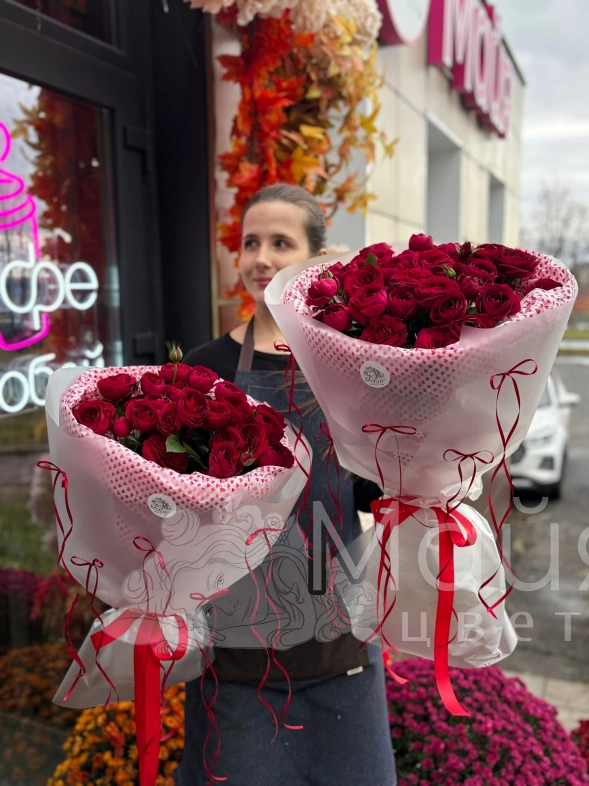 Букет из красных пионовидных роз