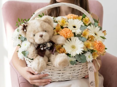 Корзина с мягкой игрушкой и цветами «Пушистик»