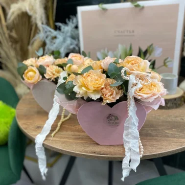 Пионовидные розы в кашпо сердце