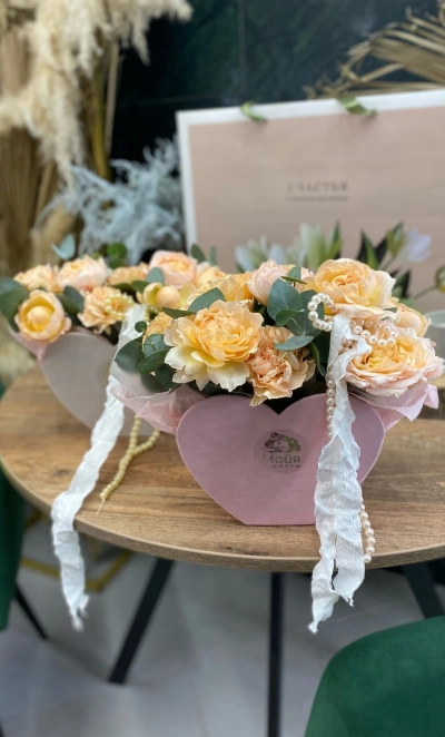 Пионовидные розы в кашпо сердце