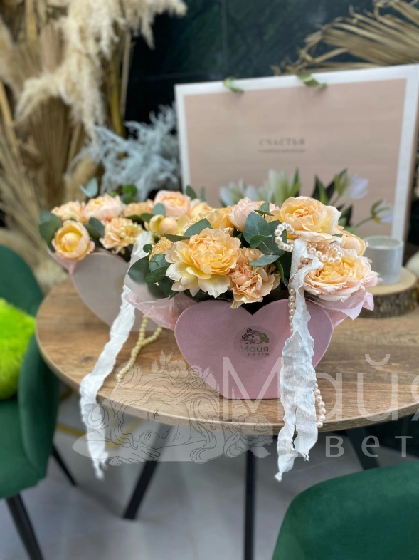 Пионовидные розы в кашпо сердце