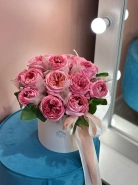 Композиция с пионовидными розами и декором 0