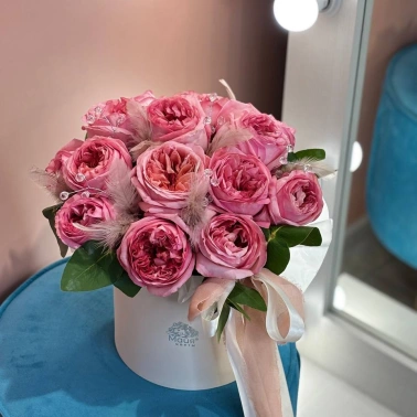 Композиция с пионовидными розами и декором