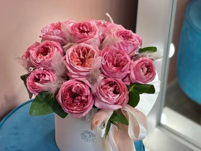 Композиция с пионовидными розами и декором