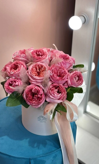 Композиция с пионовидными розами и декором