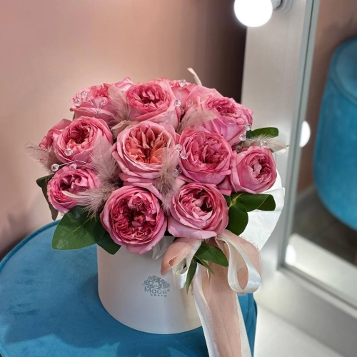 Композиция с пионовидными розами и декором