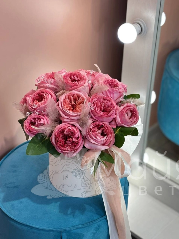 Композиция с пионовидными розами и декором