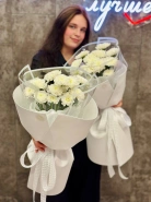 Букет из хризантем в дизайнерской упаковке 0