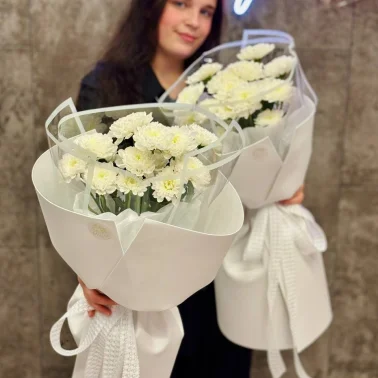 Букет из хризантем в дизайнерской упаковке